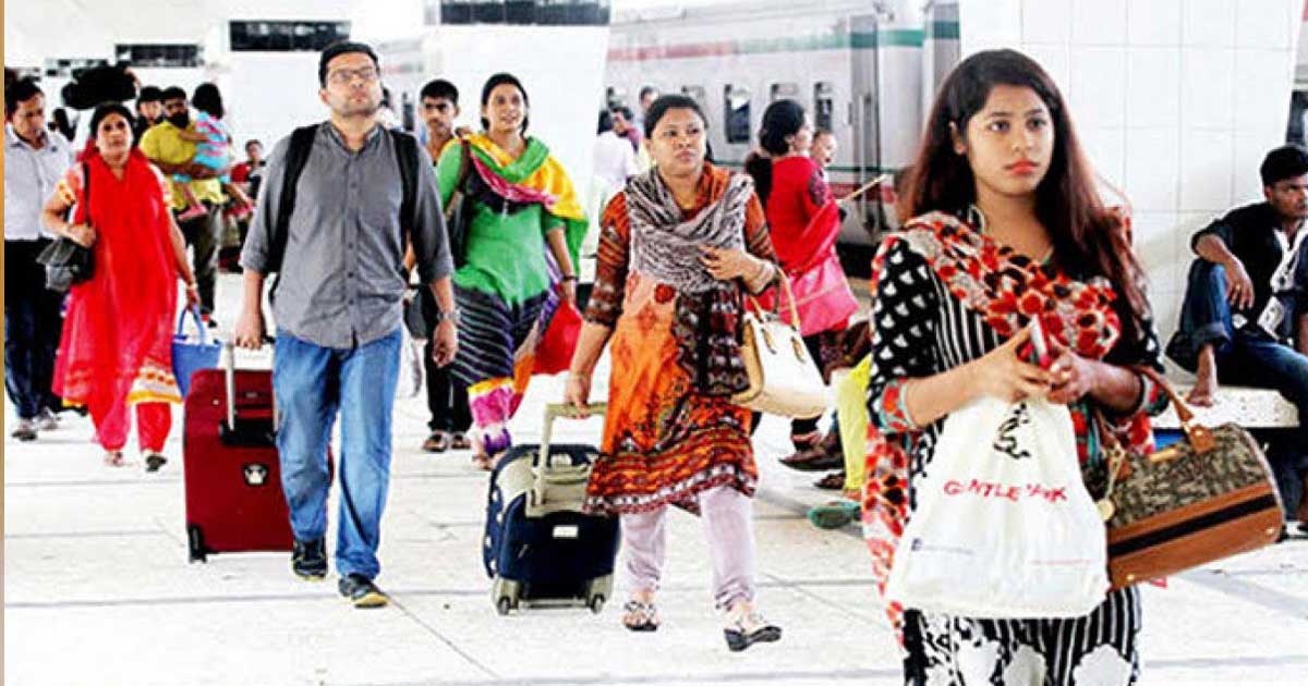 পূজার ছুটি শেষে ঢাকায় ফিরছে মানুষ