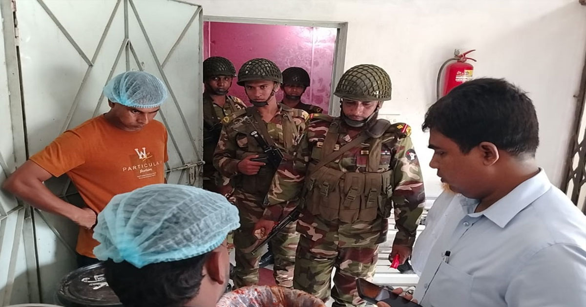 চাঁদপুরে নোংরা পরিবেশে টমেটো সস তৈরি করায় জরিমানা