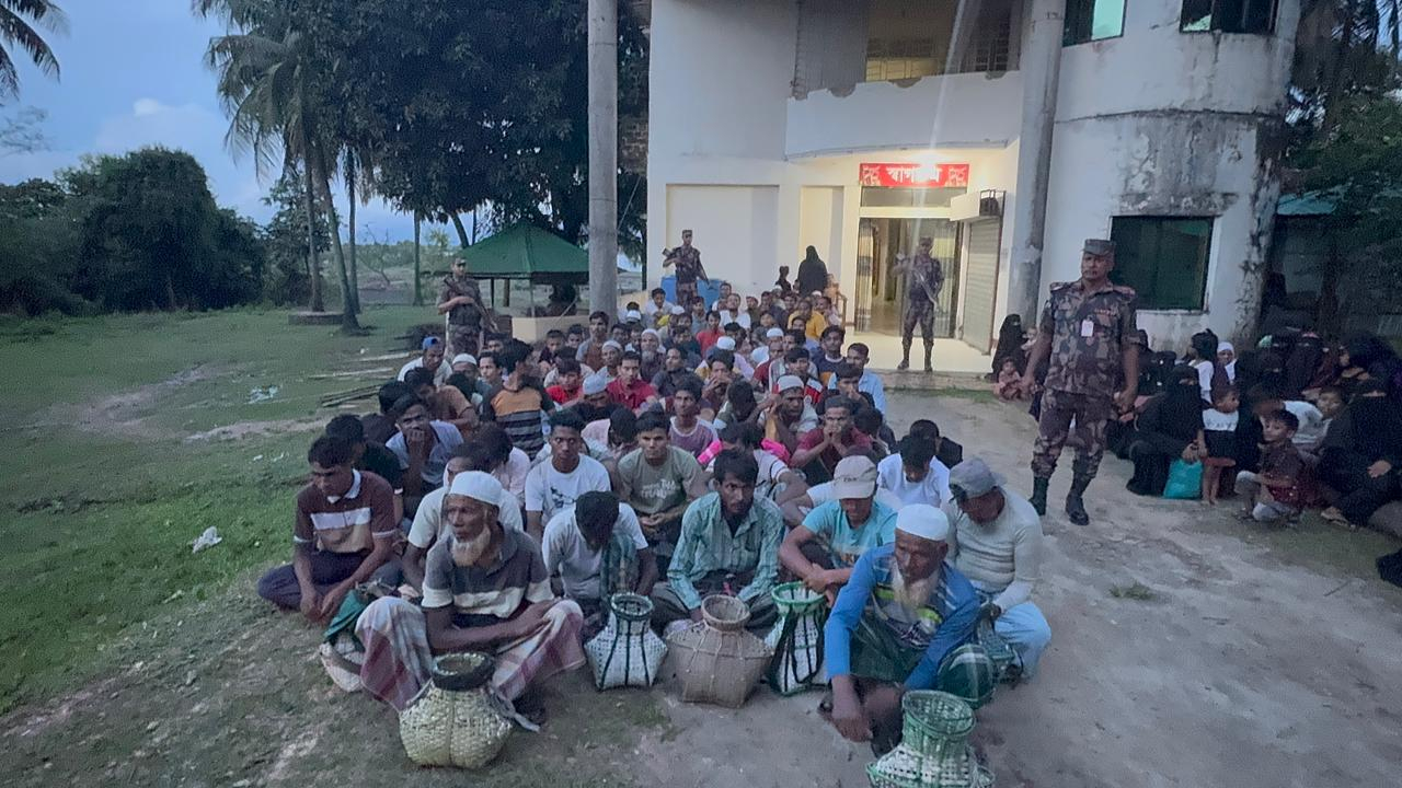 বিজিবি ১৭১ জন রোহিঙ্গাকে আটক করে ক্যাম্পে ফেরত পাঠালো