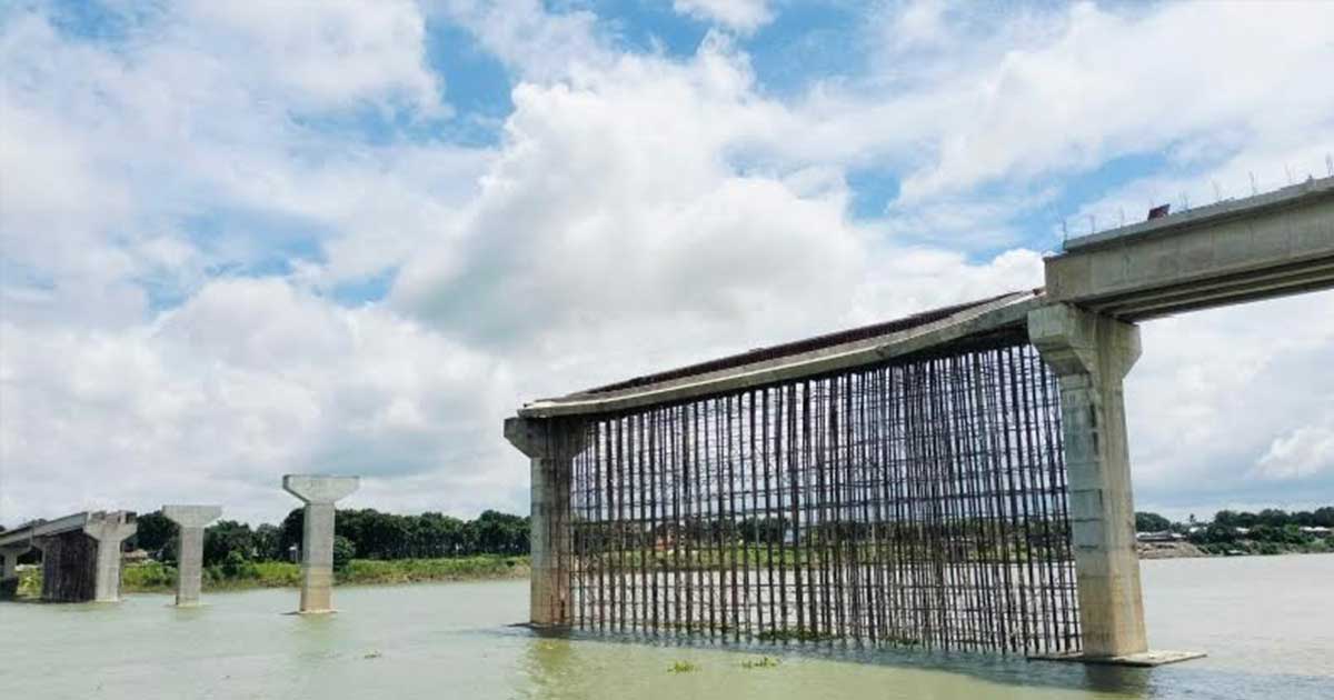 গড়াই নদীর তীরে ৬৫০ মিটার সেতুর নির্মাণকাজ শেষ না হওয়ায় বাড়ছে ভোগান্তি