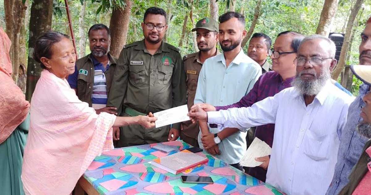 শেরপুরে বন্যহাতির আক্রমণে ক্ষতিগ্রস্তদের মাঝে চেক বিতরণ