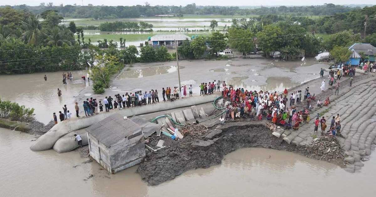 দাকোপে বেড়িবাঁধ ভেঙে পানিবন্দি ২০ হাজার মানুষ