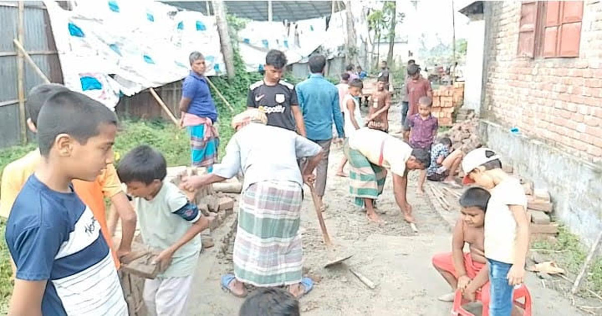 নওয়াপাড়ায় অবহেলিত সড়ক সংস্কারে নিজ অর্থায়নে এগিয়ে এলেন এলাকাবাসী