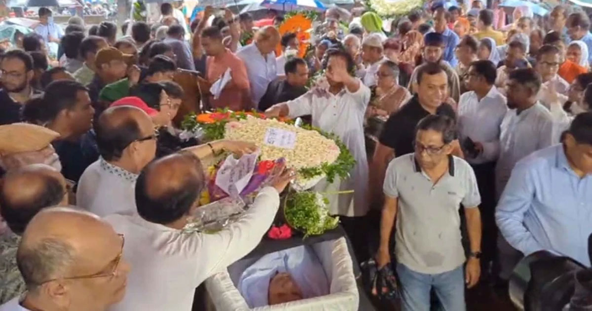 শহিদ মিনারে সৈয়দ মনজুরুল ইসলামের মরদেহে সর্বস্তরের মানুষের শ্রদ্ধা