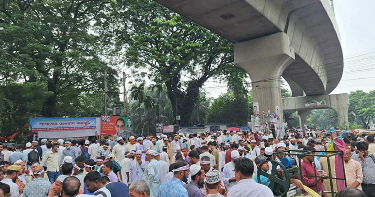 প্রেসক্লাবের সামনে এমপিওভুক্ত শিক্ষকদের অবস্থান কর্মসূচি চলছে