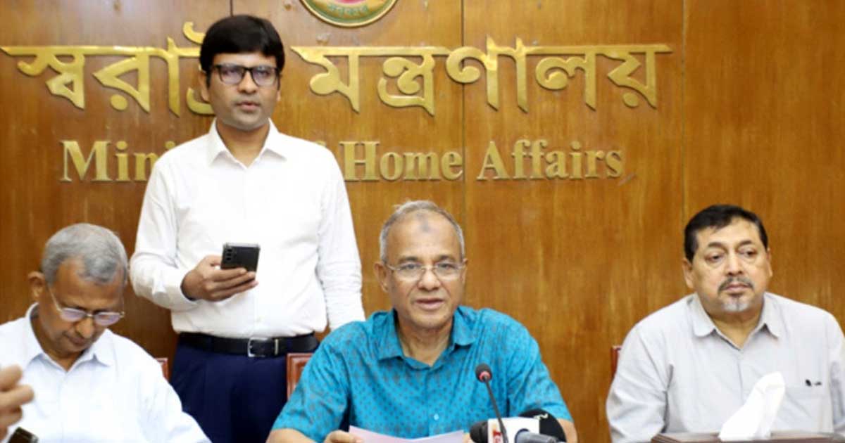 “পরিবারের সবাই দেশে, একা ‘সেফ এক্সিট’ নিয়ে কার কাছে যাবো”