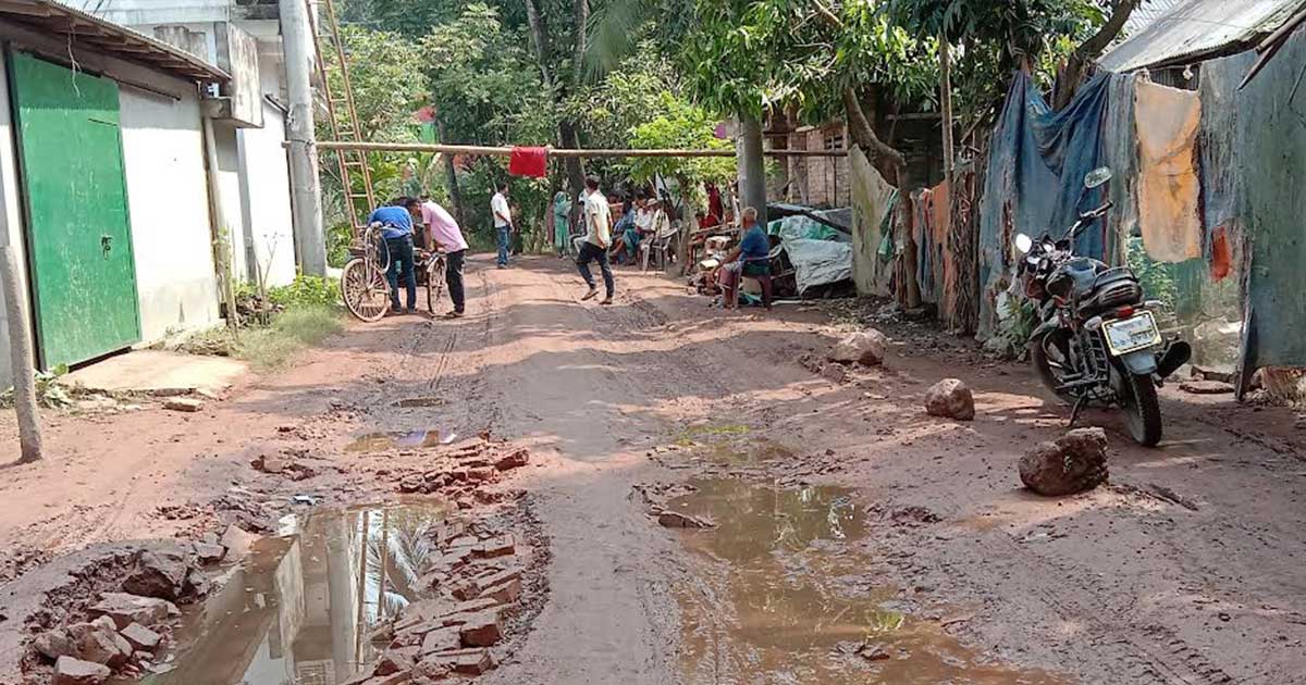 অভয়নগরে সড়ক মেরামতের দাবীতে এলাকাবাসীর  অবরোধ