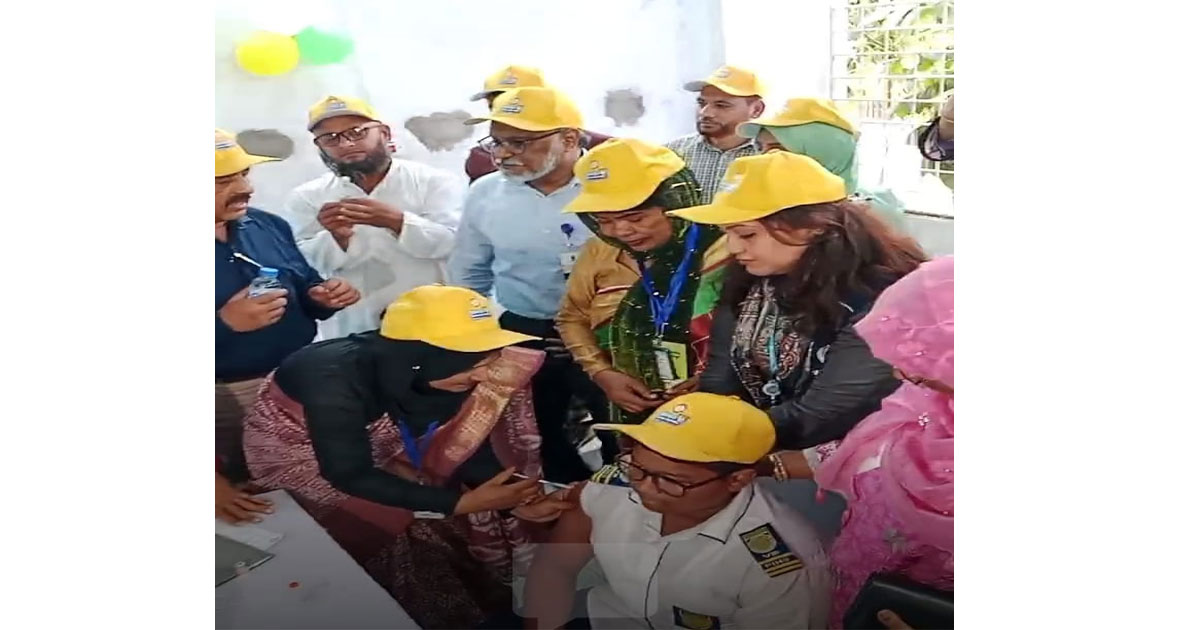 ময়মনসিংহে উৎসব মুখর পরিবেশে টাইফয়েডের টিকাদানের উদ্বোধন
