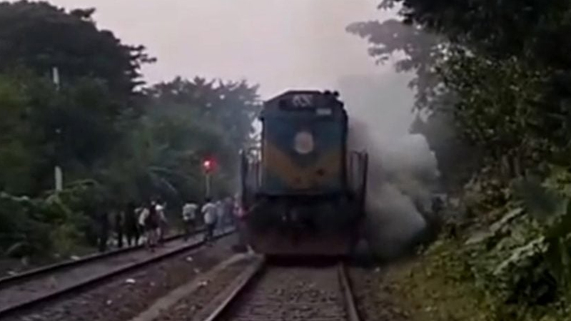 কুষ্টিয়ায় টুঙ্গীপাড়া এক্সপ্রেস ট্রেনের ইঞ্জিনে আগুন