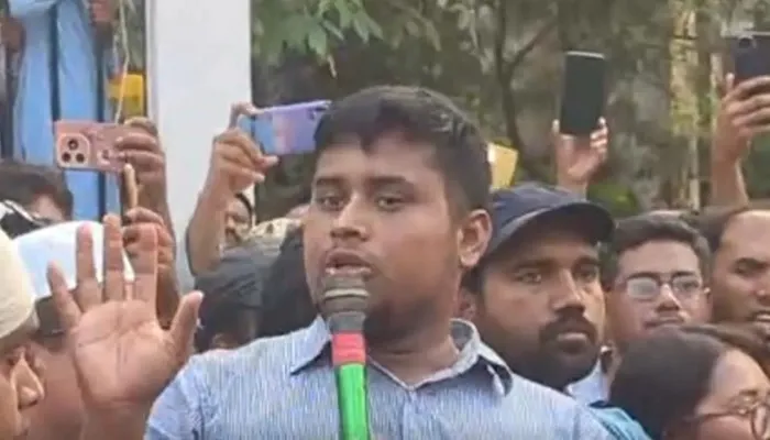 রাস্তায় ফেলে শিক্ষক পেটানো কোনো সভ্য রাষ্ট্রের চরিত্র নয়: হাসনাত