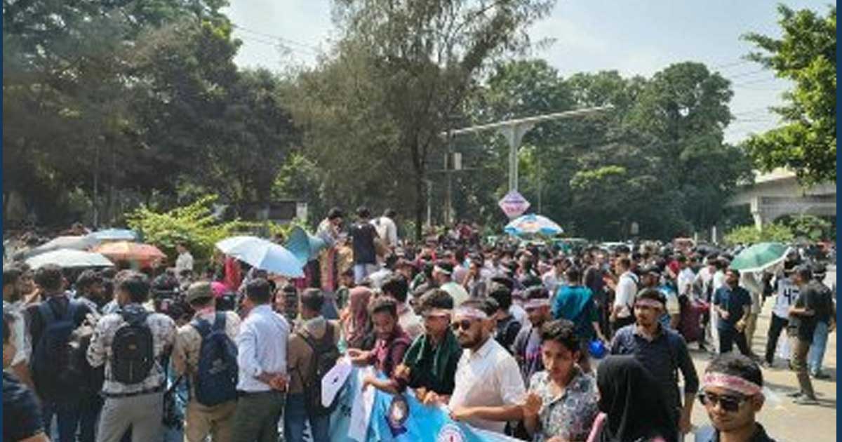 শিক্ষা ভবনের সামনে  ৭ কলেজের শিক্ষার্থীদের  অবস্থান