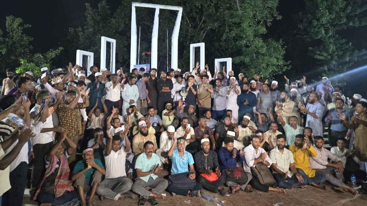আন্দোলনরত শিক্ষকদের সঙ্গে সংহতি জানালো ডাকসু