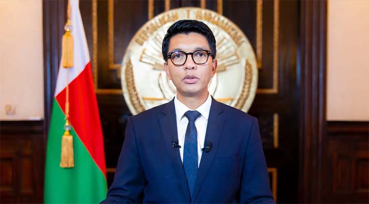 লাইভে এসে সংসদ ভেঙে দিলেন পালিয়ে যাওয়া মাদাগাস্কারের প্রেসিডেন্ট