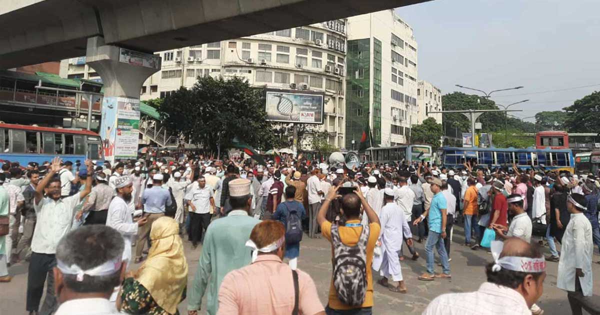 দাবিতে অনড়,  ব্যারিকেড ভেঙে শাহবাগে শিক্ষকরা