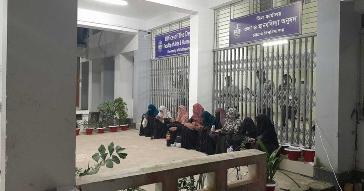 ভোটকেন্দ্রের গেট ভেঙে প্রবেশের চেষ্টা, পাহারা দিচ্ছে ছাত্রীরা