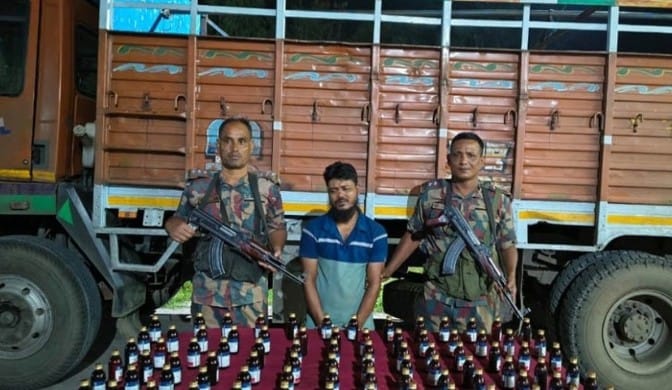 বেনাপোল বন্দরে ট্রাকে লুকানো উইন্সেরেক্স সিরাপসহ ভারতীয় চালক আটক
