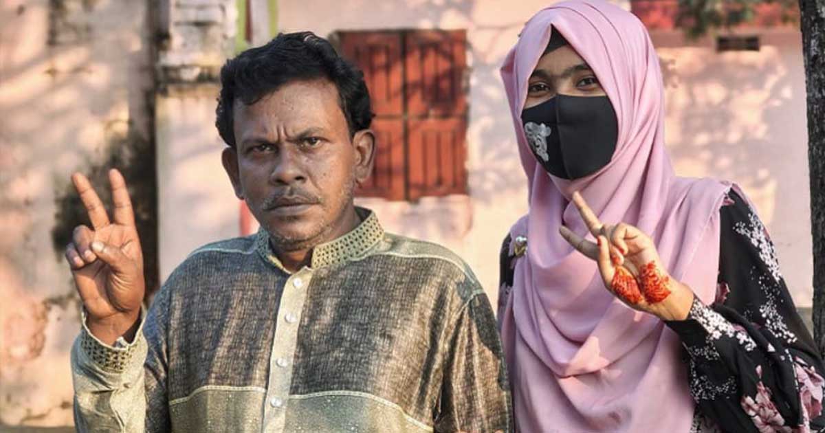 নাটোরে মেয়ের সঙ্গে এইচএসসি পাস করলেন বাবা