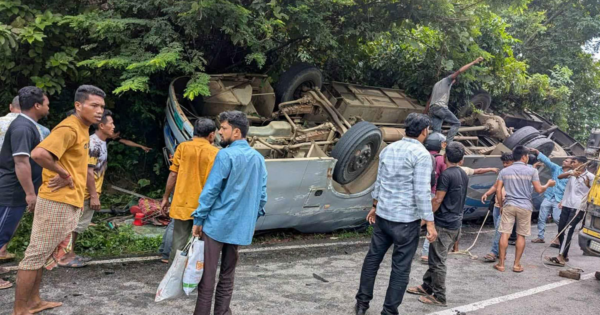 খাগড়াছড়িতে বাস উল্টে নিহত ২, আহত অন্তত ২০