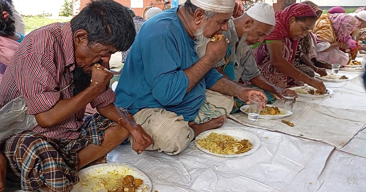 ঝিনাইদহে ‘দুই টাকায় হাসি’-তে সুবিধাবঞ্চিতদের দুপুরের খাবার