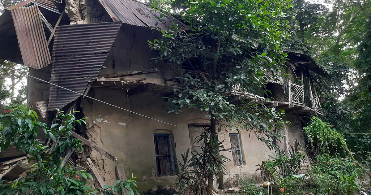 ধ্বংসের শেষপ্রান্তে মাটির তৈরি জরাজীর্ণ ঐতিহাসিক ‘দত্ত’ বাড়ি