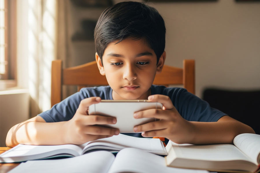 সন্তান মোবাইলে আসক্ত! পড়াশোনায় মনোযোগ বৃদ্ধিতে ৫ পরামর্শ