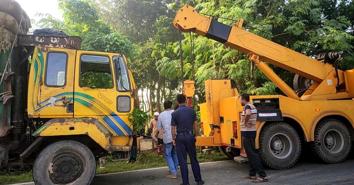 ঝিনাইদহে বাসের ধাক্কায় ট্রাকের হেলপার নিহত, আহত ৩