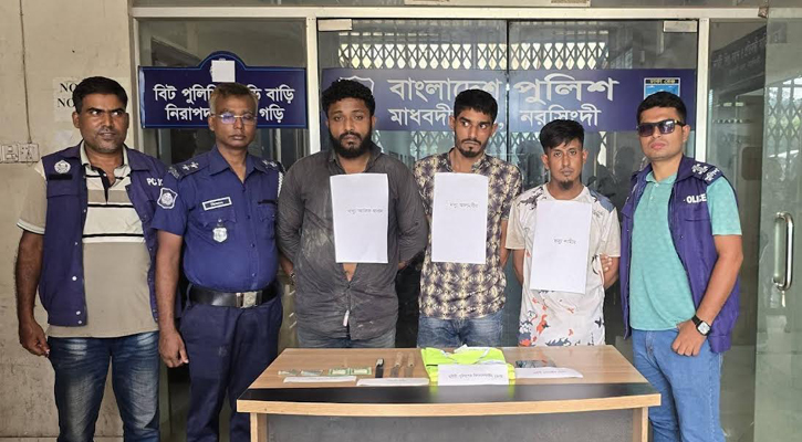 পুলিশের পোশাক পরে ছিনতাই, টাকা ভাগবাটোয়ারার সময় জনতার হাতে আটক ৩