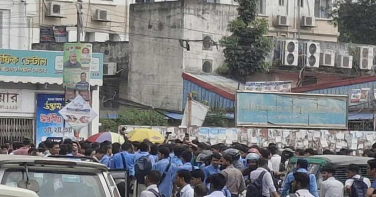 নিরাপদ সড়কের দাবিতে ফার্মগেটে শিক্ষার্থীদের অবরোধ, সড়কে যান চলাচল বন্ধ