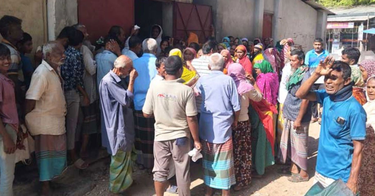 গোপালপুরে লাইনে দাঁড়িয়েও মিলছে না ওএমএস’র আটা