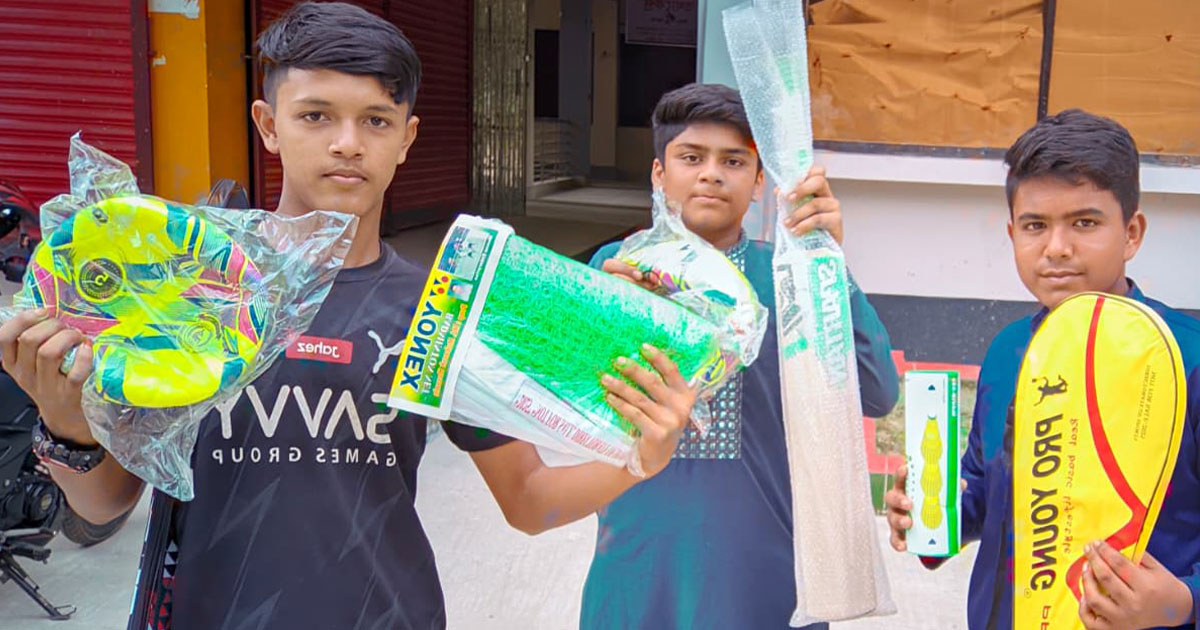 ডিজিটাল আসক্তি দূর করতে কিশোর-কিশোরীদের হাতে বল-ব্যাট তুলে দিলেন ইউএনও