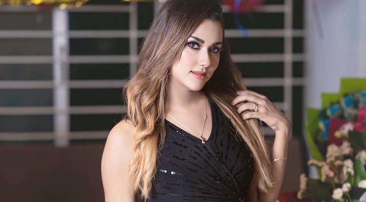 এখন আমি কারো সঙ্গেই সম্পর্কে নেই : ববি