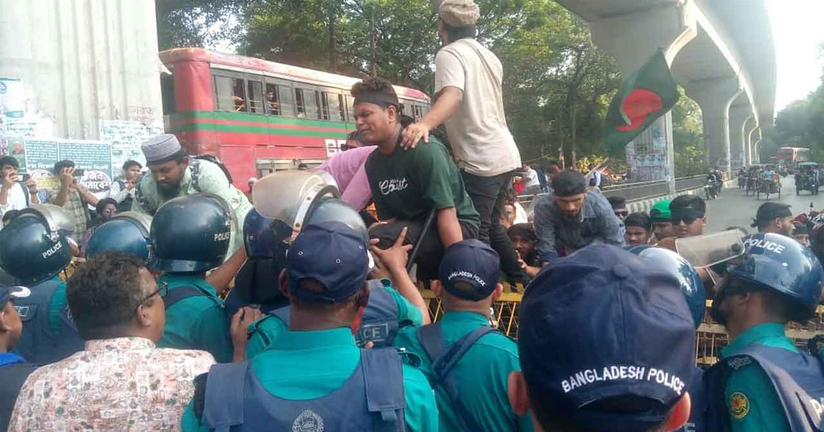 যমুনায় যেতে  চাওয়া প্রতিবন্ধী গ্র্যাজুয়েটদের শাহবাগে  অটকে দিল পুলিশে