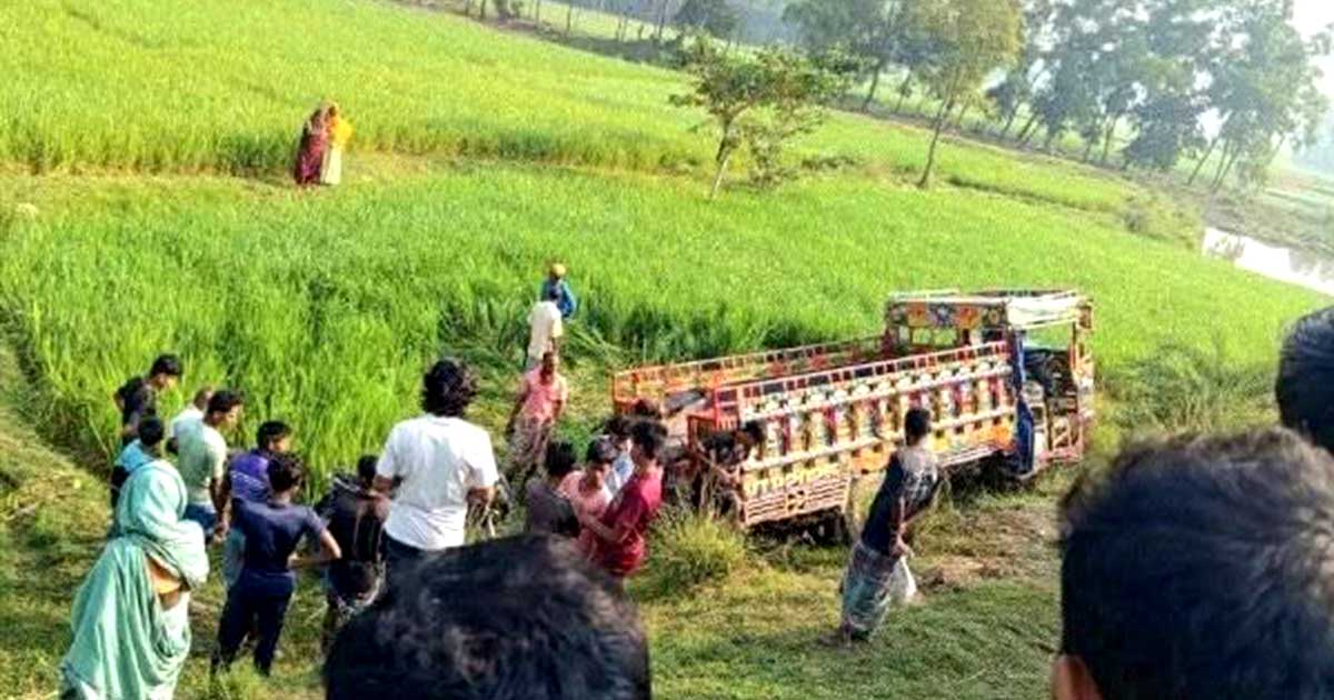 নওগাঁয় গরুবোঝাই ভটভটি উল্টে ২ গরু ব্যবসায়ী নিহত