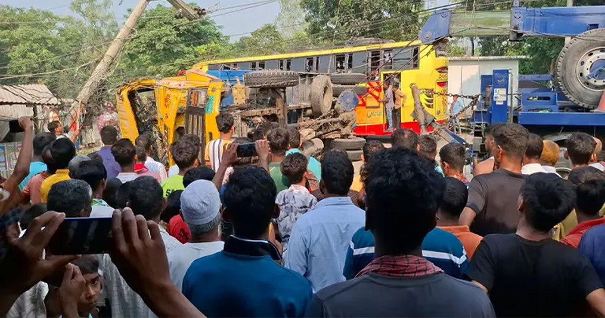 পাবনায় ট্রাকচাপায় বিদ্যালয়ের দুই শিক্ষার্থীসহ ৩ জন নিহত