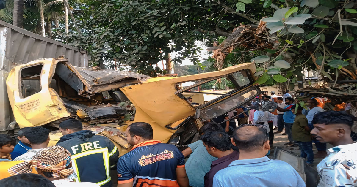 কালিহাতীতে কাভার্ড ভ্যান নিয়ন্ত্রণ হারিয়ে গাছে ধাক্কা, চালকের মৃত্যু