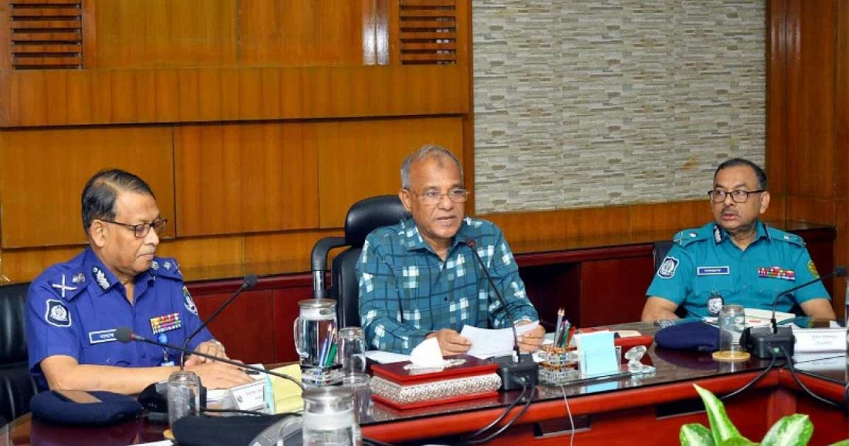 লুট হওয়া অস্ত্র উদ্ধারে অভিযান ত্বরান্বিত করতে হবে:স্বরাষ্ট্র উপদেষ্টা