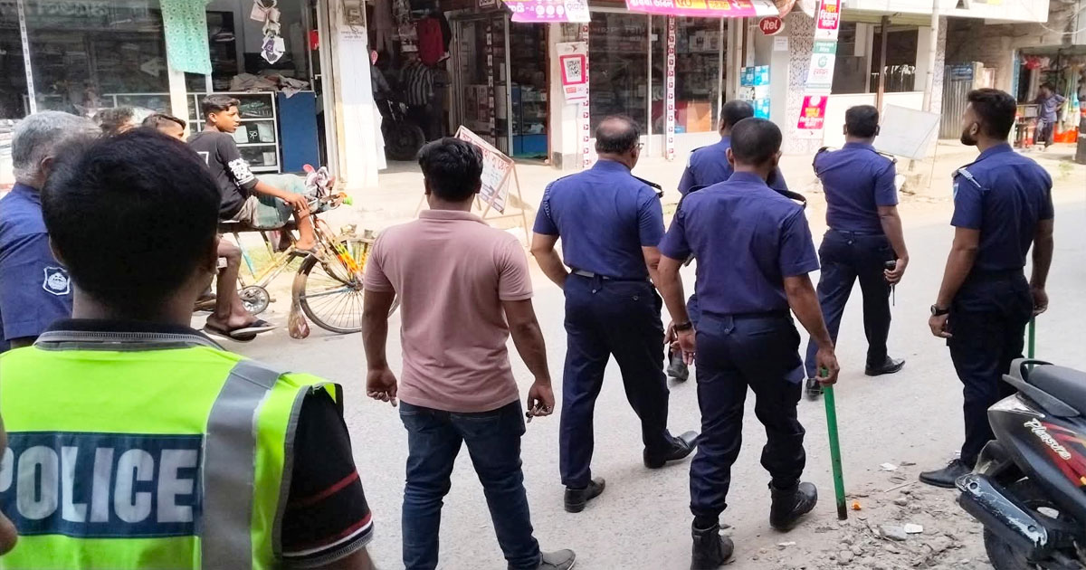 শ্রীপুরে সরকারি রাস্তা ও ফুটপাত দখলমুক্ত রাখতে পুলিশের অভিযান
