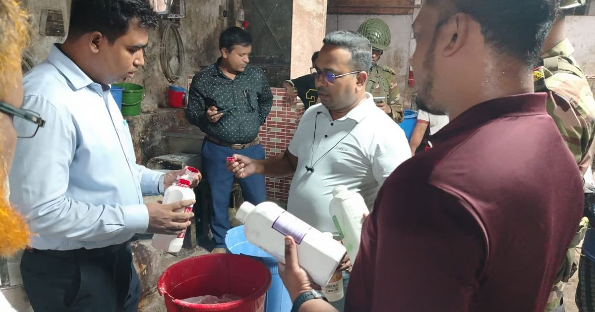 নোংরা পরিবেশে খাবার তৈরি, কারখানা মালিককে জরিমানা