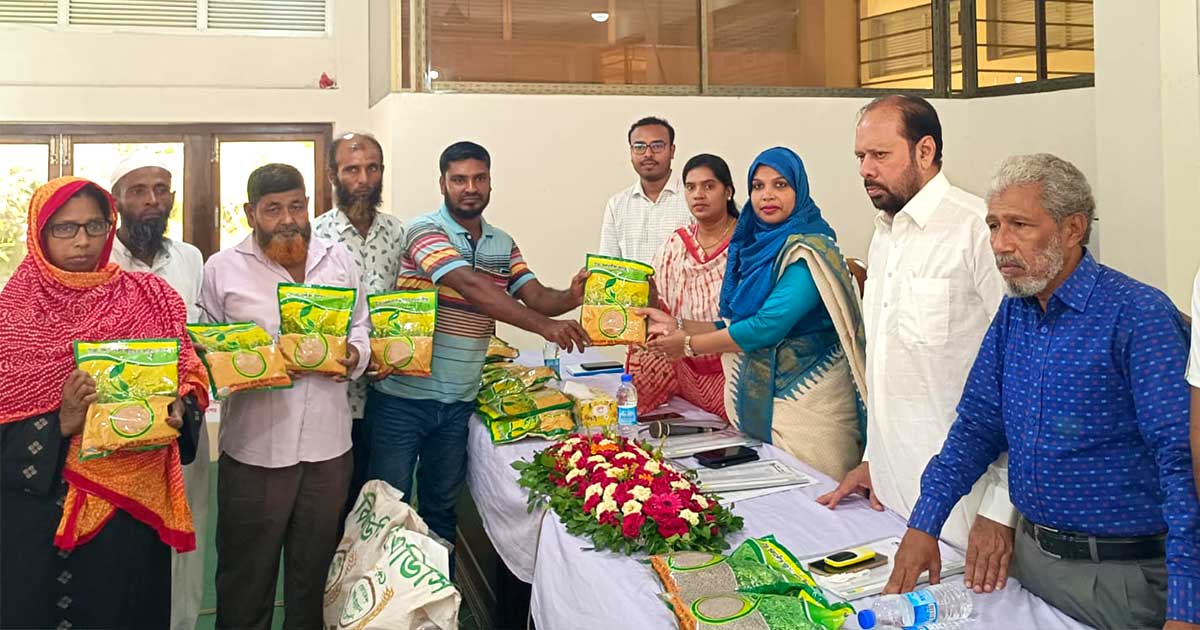 যশোরে কৃষকদের মাঝে বিনামূল্যে সার ও বীজ বিতরণ