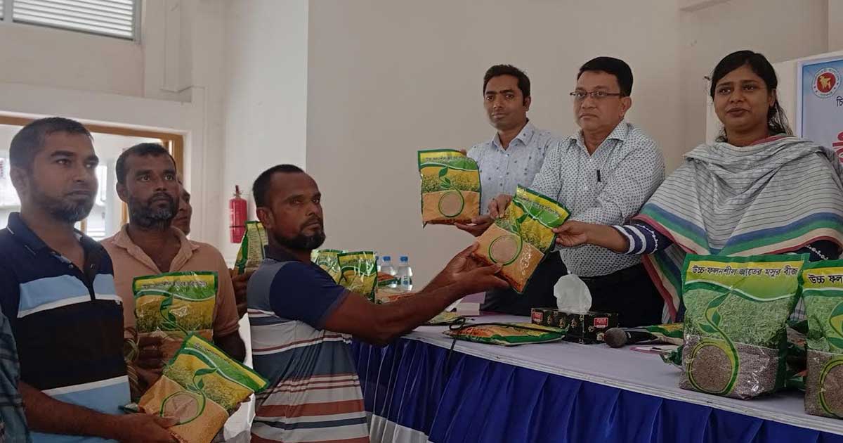 নড়াইলে কৃষকদের মধ্যে বিনামূল্যে বীজ ও রাসায়নিক সার বিতরণ