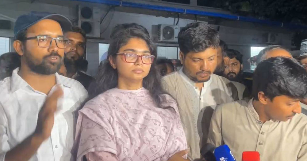 মাদ্রাসার আহত শিক্ষকদের দেখতে ঢামেকে এনসিপি নেত্রী তাসনিম
