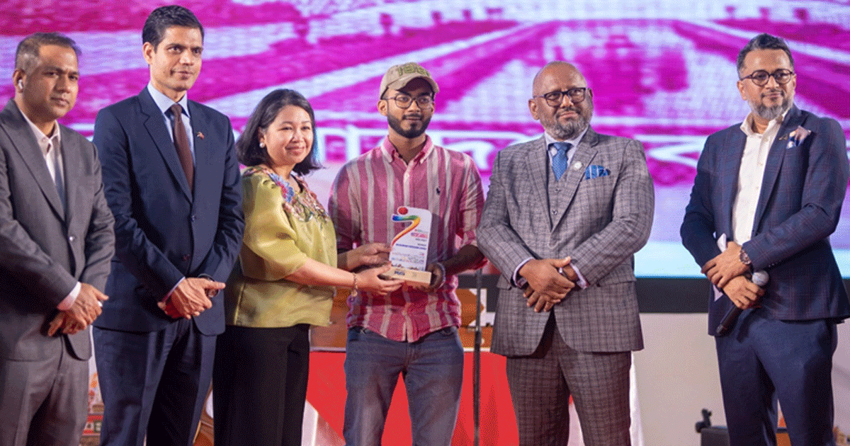 পর্যটন খাতে অবদান: পুরস্কার পেলেন তিন সাংবাদিকসহ ১৩ জন