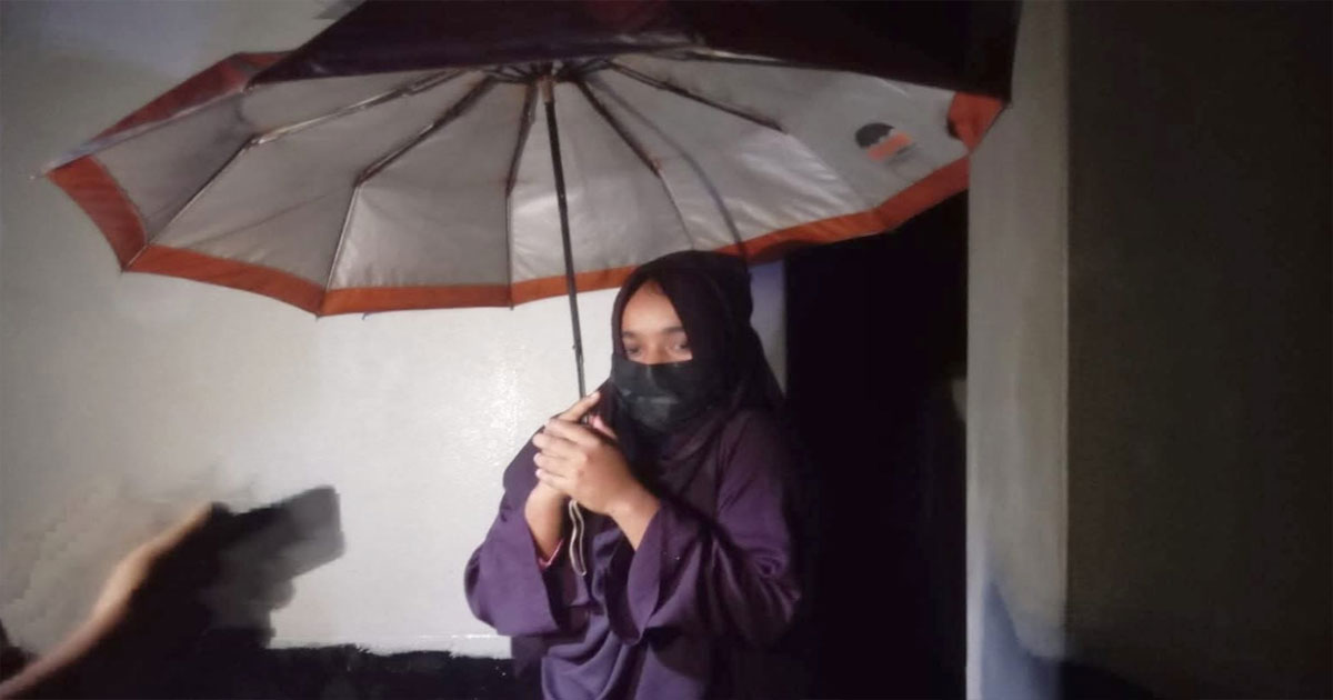 স্ত্রীর অধিকারের দাবিতে স্বামীর বাড়ির সামনে অনশন