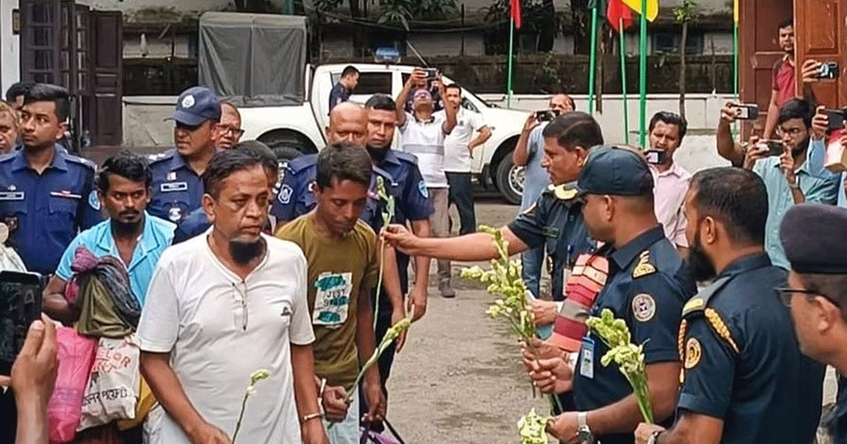 ফেনীতে দ্বিতীয় কারাগার পুনঃচালু, বন্দিদের ফুল দিয়ে বরণ