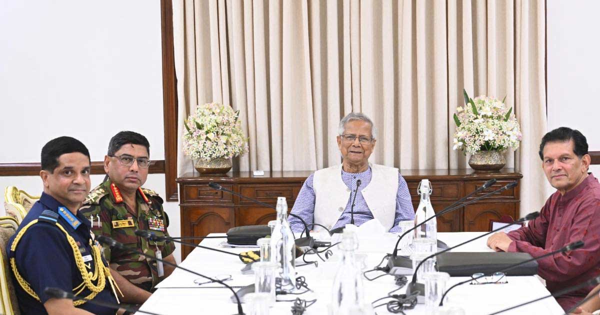 প্রধান উপদেষ্টার সঙ্গে তিন বাহিনীর প্রধানের  সাক্ষাৎ, নির্বাচন প্রস্তুতি নিয়ে আলোচনা
