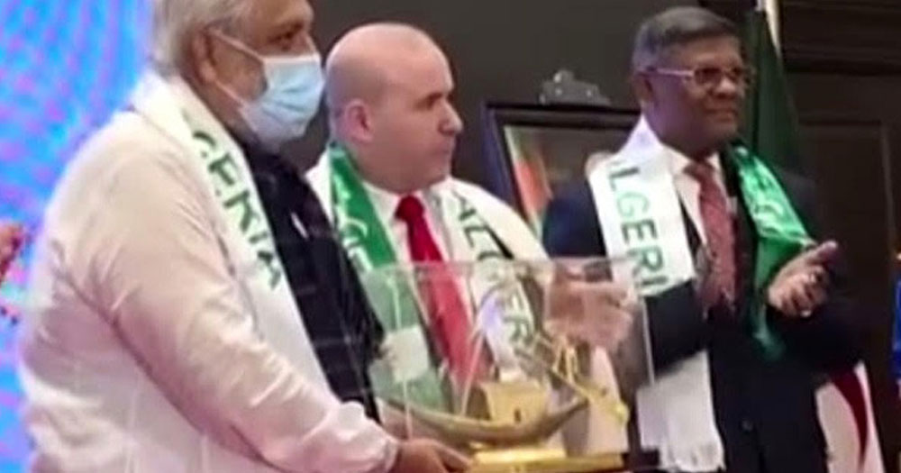জ্বালানি উপদেষ্টাকে নৌকা উপহার দিলেন আলজেরিয়ার রাষ্ট্রদূত