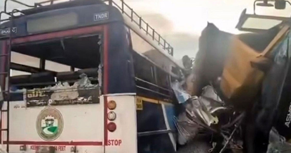 ভারতে বাস-ট্রাক সংঘর্ষে নিহত অন্তত ২০