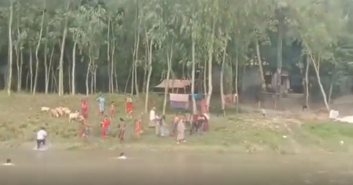 নওগাঁয় শিক্ষার্থীদের তাড়া খেয়ে নদী পার হয়ে পালালেন প্রধান শিক্ষক