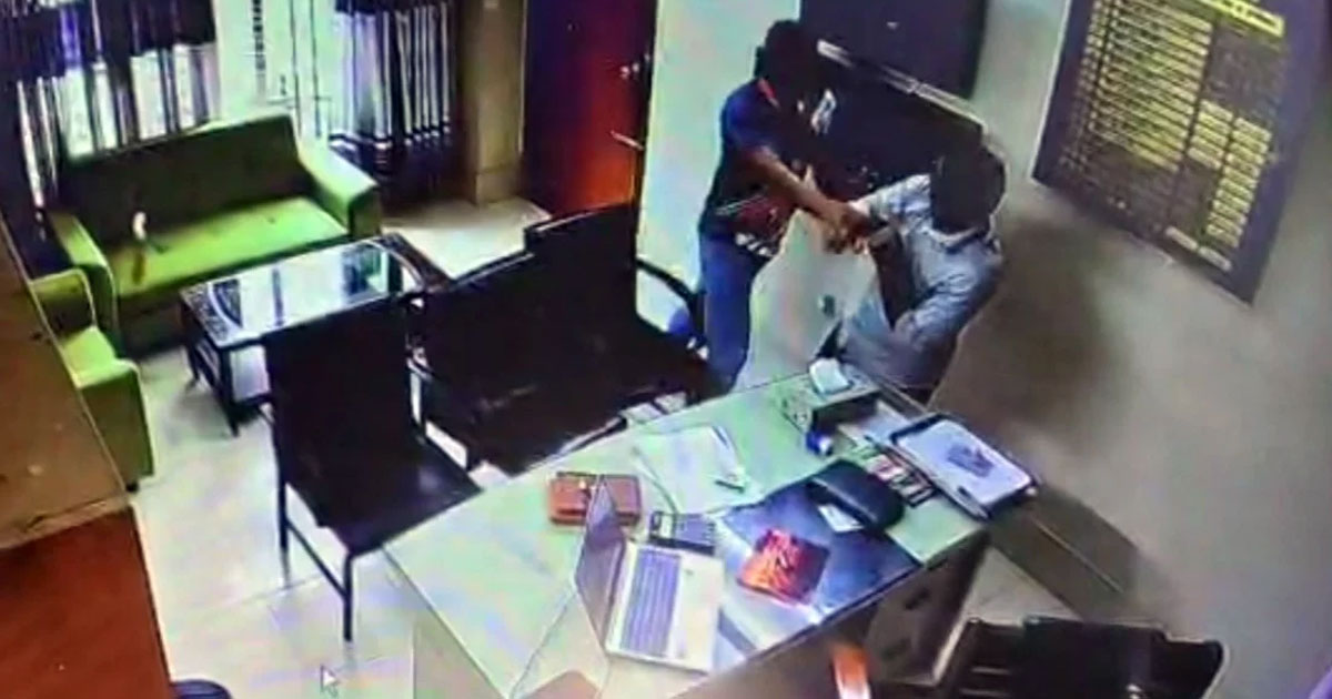 কৃষি প্রণোদনা দিতে রাজি না হওয়ায় কৃষি কর্মকর্তাকে পেটালেন ছাত্রদল নেতা