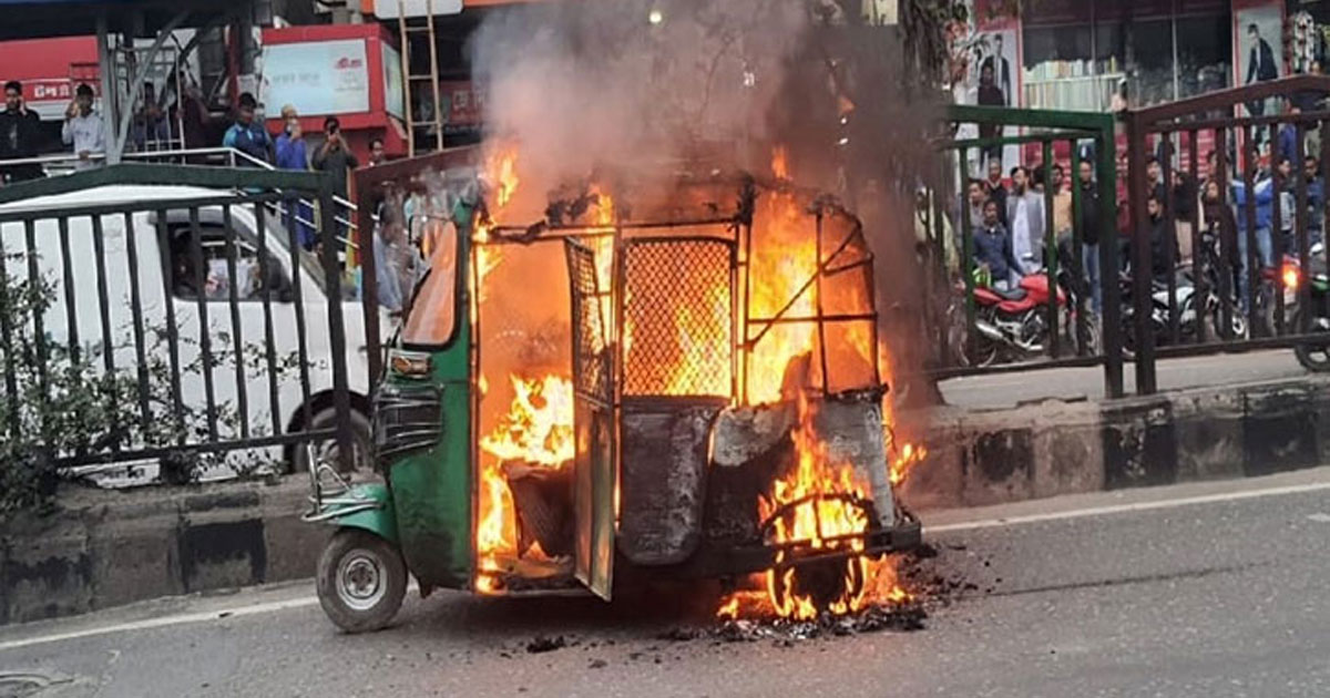 হাতিরঝিলে সিএনজিতে আগুন: অল্পের জন্য রক্ষা পেল পরিবারটি